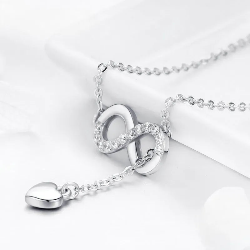 Collar de Plata con Símbolo del Infinito y Colgante en forma de Corazón