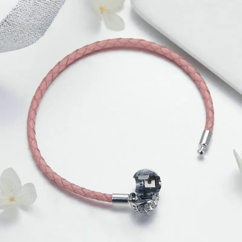 Pulsera de Cuero Rosa con Colgante de Esfera Plateada: Elegancia y Estilo Unidos