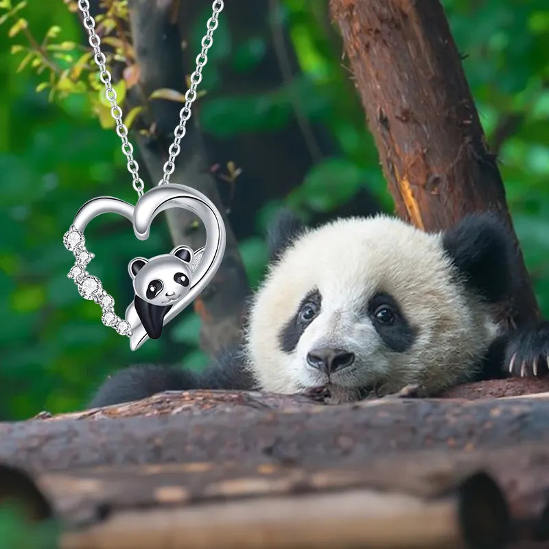 Collar de plata con colgante de corazón adornado con circonita y oso panda