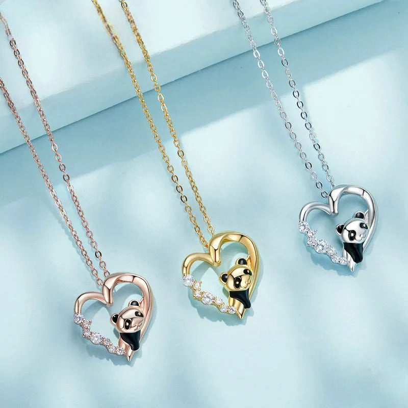 Collar de plata con colgante de corazón adornado con circonita y oso panda